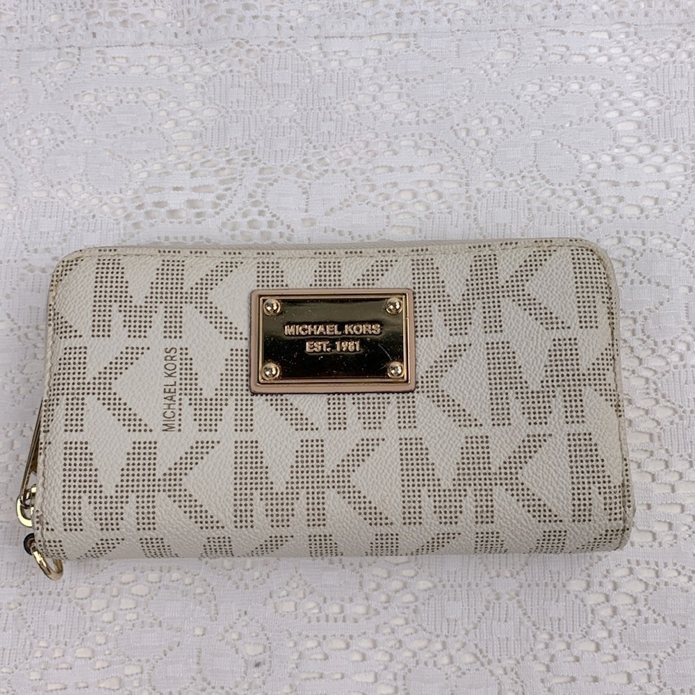 Michael Kors Vanilla MK leather wallet Gold Zip around Slip & zip pockets